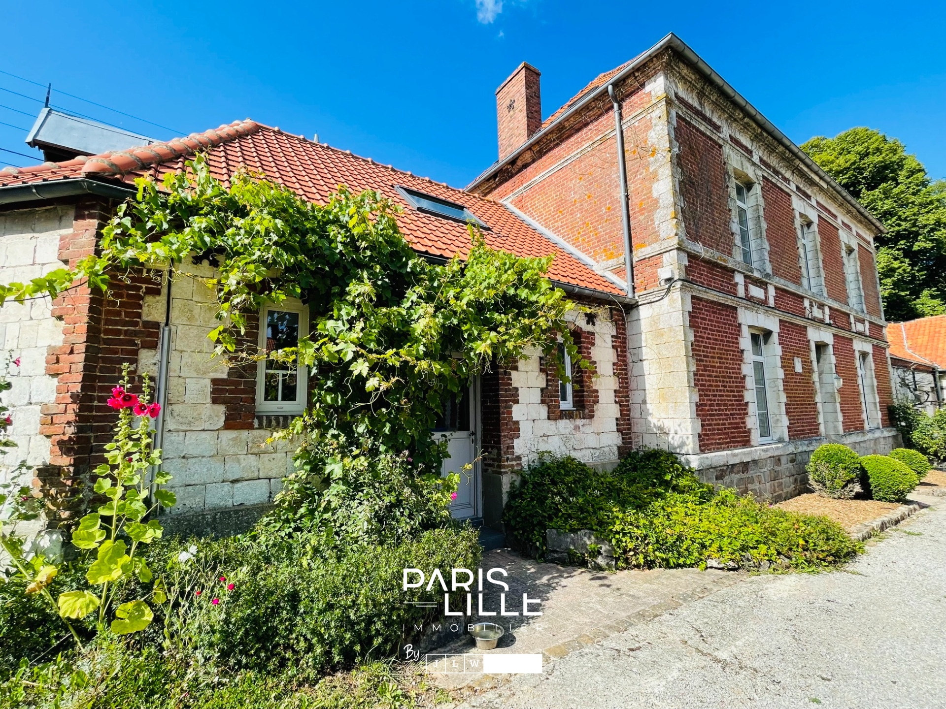 Ferme au carree avec son gite enorme potentiel pro  Photo 1 - Paris Lille Immobilier